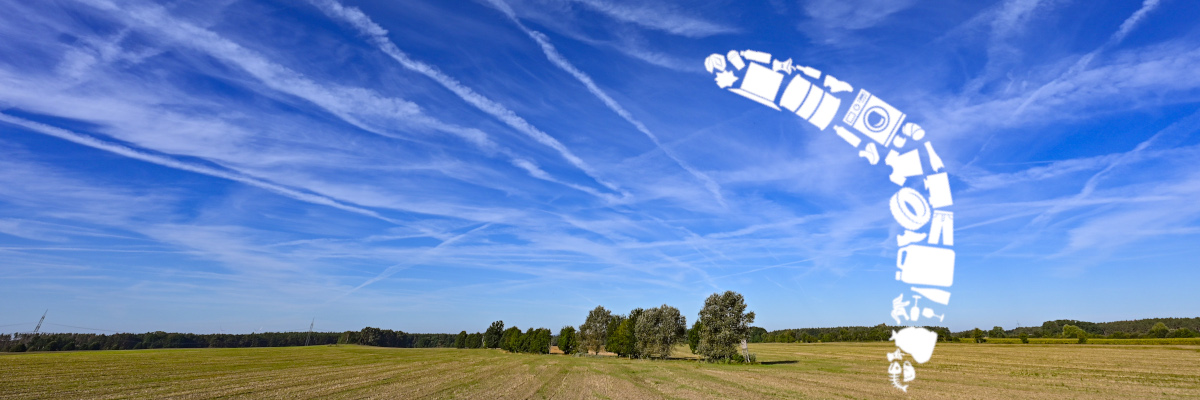 Montage Bild: Viele Kondensstreifen vom Flugverkehr sind am blauen Himmel über der Landschaft in Ostbrandenburg zu sehen mit. Eine ingefügter Bumerang fliegt durch das Bild.