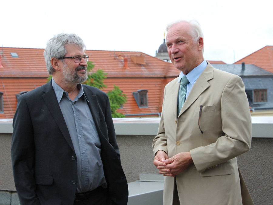 Minister Vogel und der Vorsitzende des Kulturlanschaftsbeirats Dombrowski stehen auf der Dachterrasse des Umweltministeriums