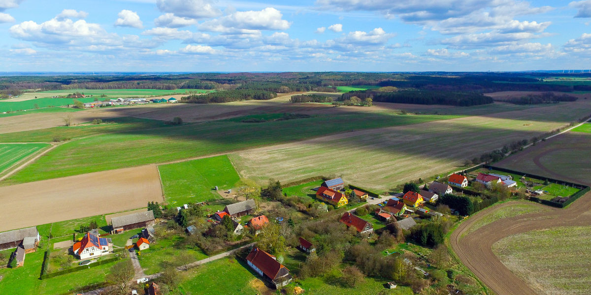 Bild: Das Luftbild einer Drohne zeigt den kleinen Ort Sieversdorf im Landkreis Oder-Spree. 