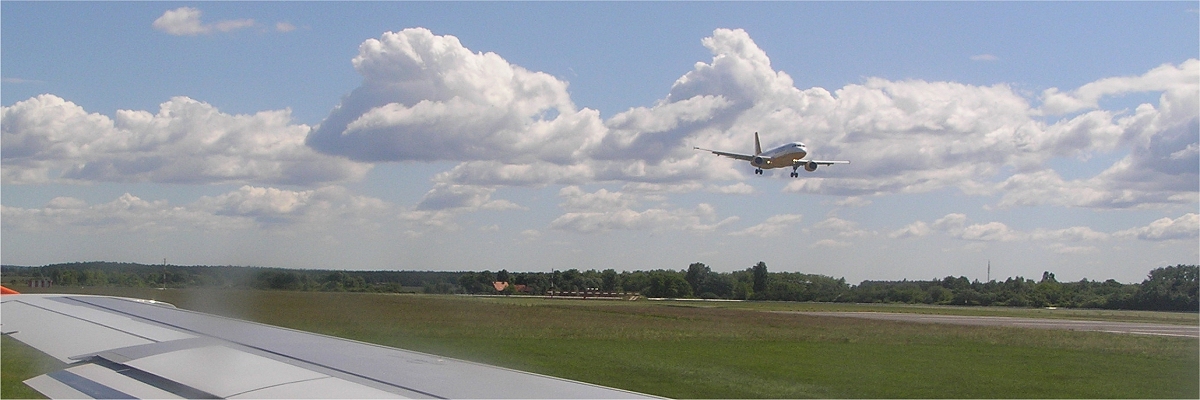 Ein Flugzeug im Landeanflug auf den Flughafen Berlin-Brandenburg.