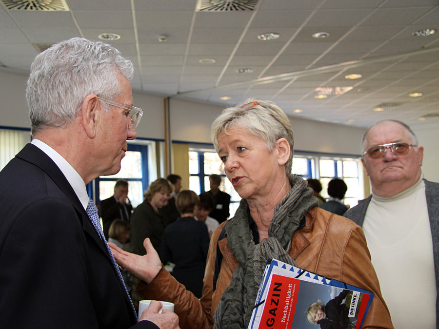 Dr. Volker Hauff und damalige Ministerin Tack im Gespräch auf der Veranstaltung zum Diskussionsprozess Nachhaltigkeitsstrategie