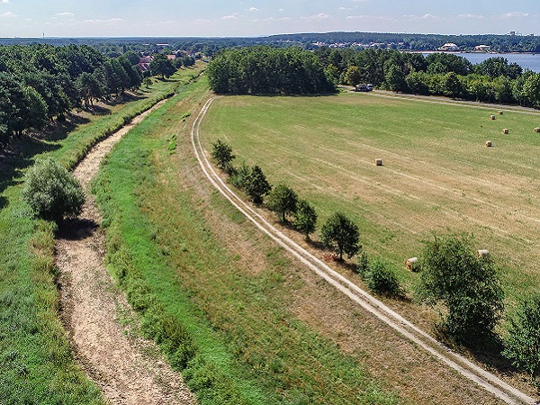 Ausgetrocknet ist das Flussbett der Schwarzen Elster (Luftaufnahme mit einer Drohne vom 23.07.2019). Rechts im Bild ist der Senftenberger See zu sehen.