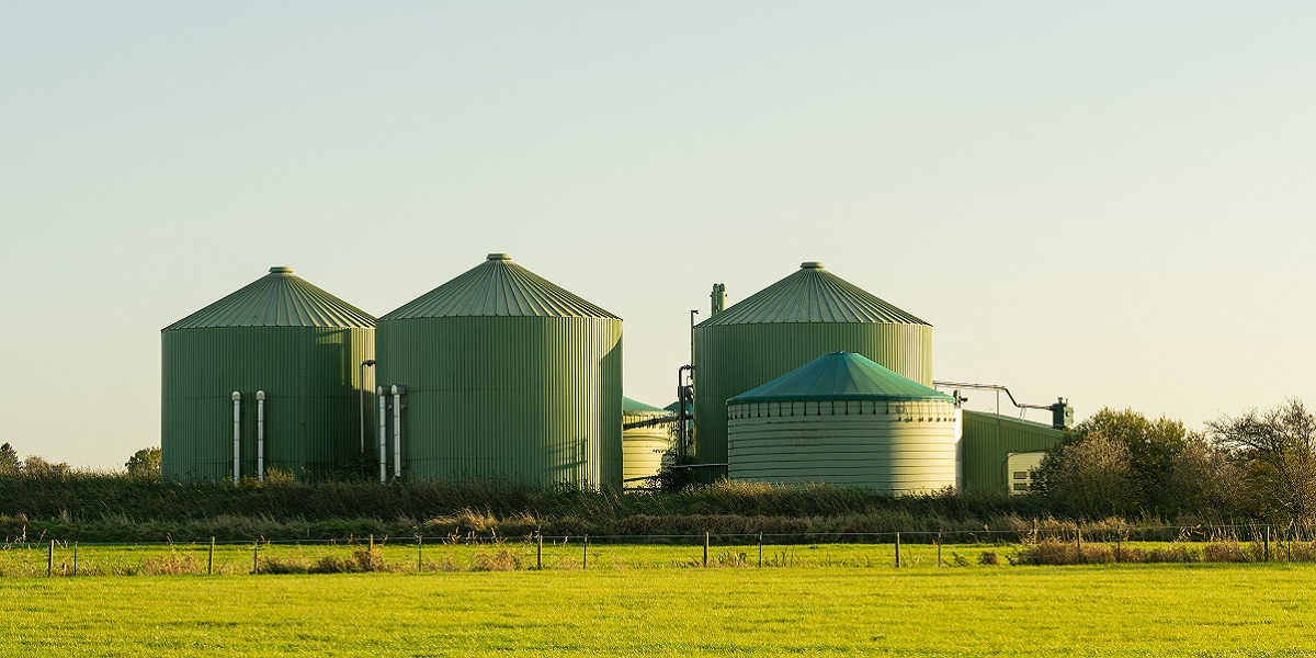 Blick auf eine Biogasanlage zur Stromerzeugung und Energiegewinnung 