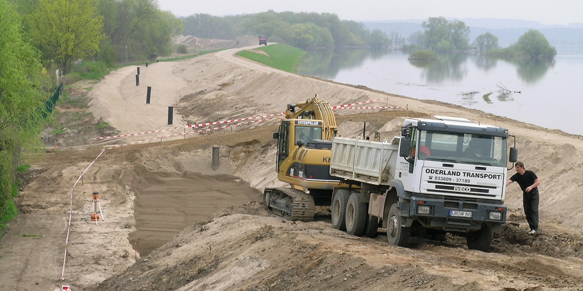 Bild: Deichbaumaßnahmen an der Elbe: Ein Lastkraftwagen wurde gerade vom Bausand entladen.