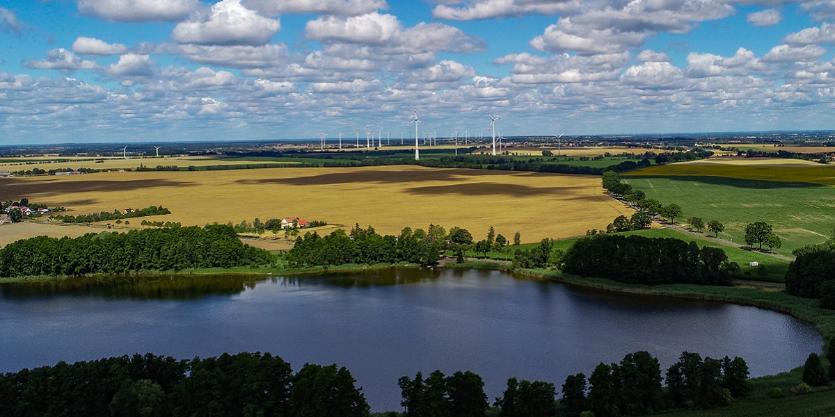 Bild: Hohenjesar: Blick über den See Aalkasten im Landkreis Märkisch-Oderland (Luftaufnahme mit einer Drohne).