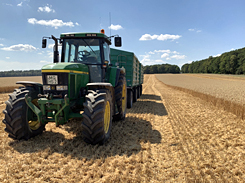 Getreideernte Traktor mit Anhänger