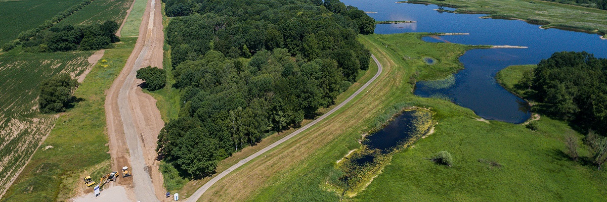 Blick auf den Neubau des Oderdeiches am deutsch-polnischen Grenzfluss Oder nahe Neuzelle (Brandenburg) (Luftaufnahme mit einer Drohne).
