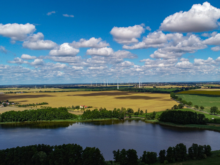 Blick über den See Aalkasten im Landkreis Märkisch-Oderland (Luftaufnahme mit einer Drohne). 