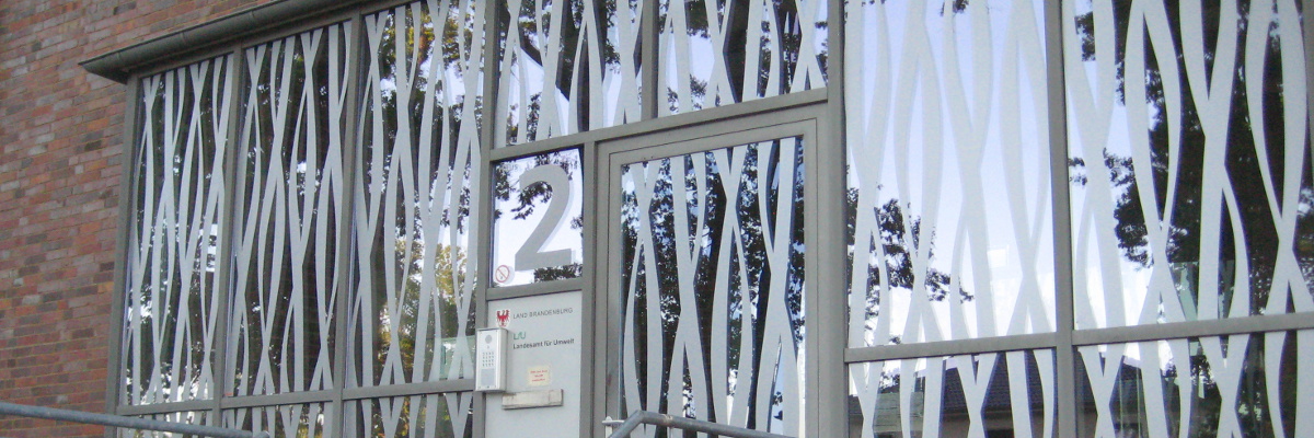 Scheibenmarkierung zum Schutz vor Vorgelschlag am Gebäude des Landesamtes für Umwelt.