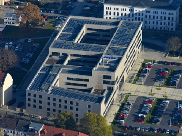 Blick auf das Dienstgebäude Hauptsitz des Ministeriums mit Photovoltaik-Anlage auf Dach (Drohnenaufnahme)