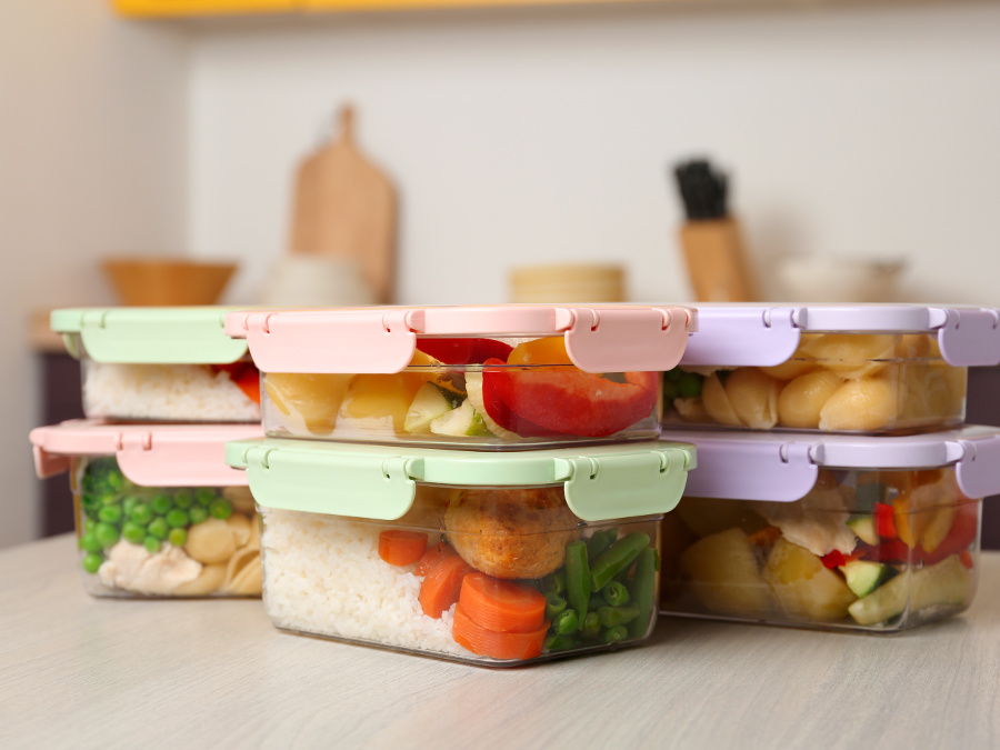 Mit Lebensmitteln gefüllte Mehrwegdosen stehen auf einem Küchentisch.