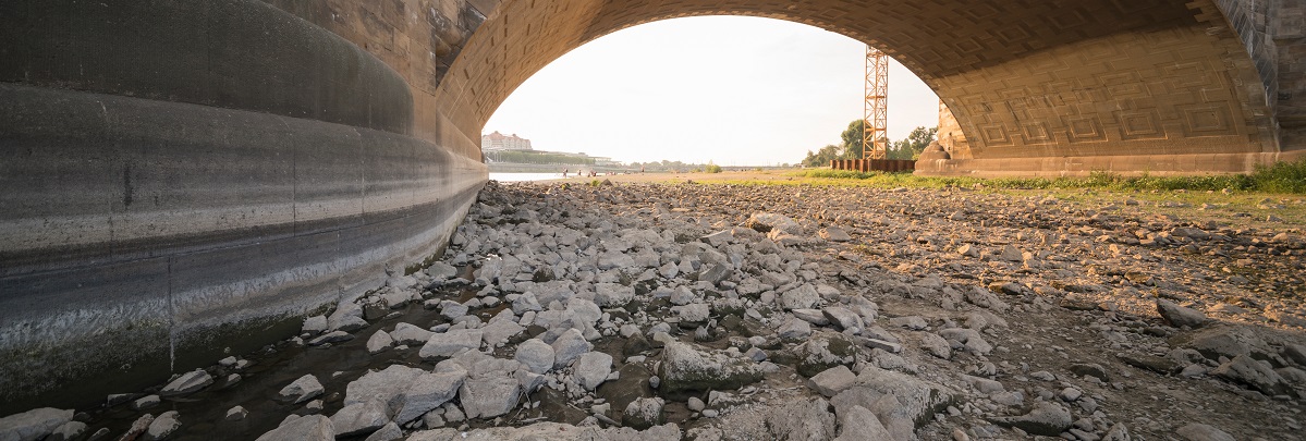 Eine Brücke überspannt das ausgetrocknete Flussbett der Elbe 