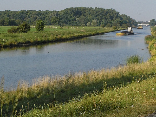 Binnenschiffe nutzen den Oderkanal für den Gütertransport.