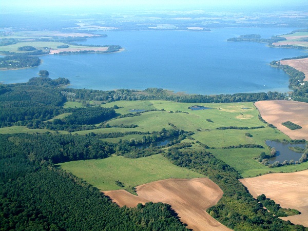 Luftaufnahme: Blick auf den Parsteiner See