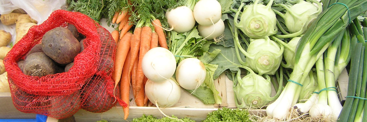 Verschiedenen Gemüsesorten werden auf dem Markt angeboten.