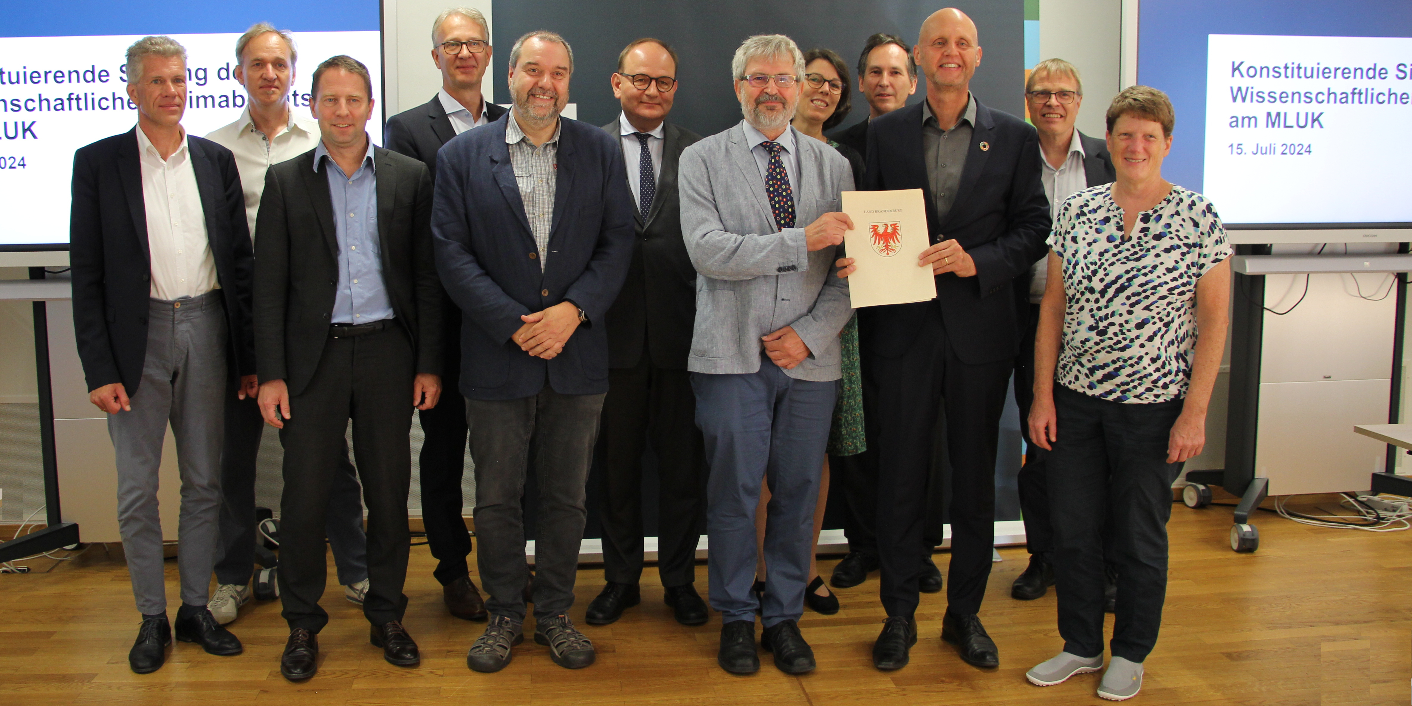 Bild: Die 12 Mitglieder des Wissenschaftlichen Klimarats Brandenburg bei der Berufung mit dem Klimaschutzminister Axel Vogel.