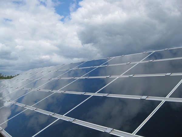 Blick auf eine Photovoltaikeinheit im Solarpark Lieberose