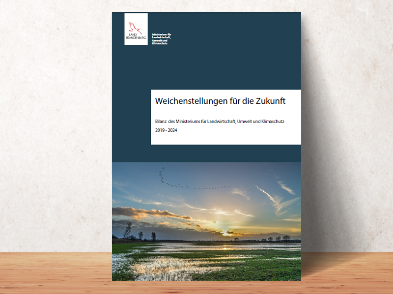 Blick auf ein Exemplar der Bilanzbroschüre 2019-2024 "Weichenstellung für die Zukunft" des Ministeriums.