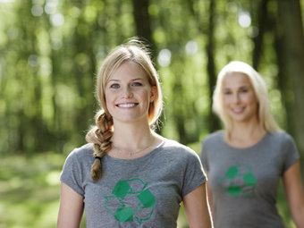 Zwei junge Frauen stehen im Wald.