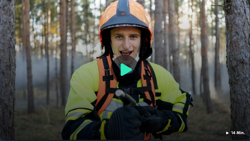 Vorschaubild des KiKa-Films Verhindere einen Waldbrand! CheXpedition Moderator in einer Feuerwehruniform.