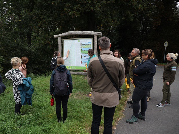 Deutsch-polnische Exkursion im Nationalpark Unteres Odertal am 13. September 2023 - Eine Nationalparkmitarbeiterin erklärt die Schutzzonen.