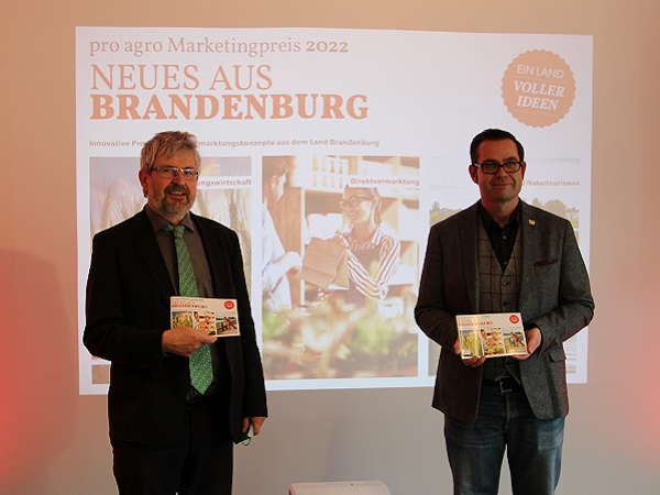 pro agro Marketingpreis 2022: Agrarminister Axel Vogel und Kai Rückewold, pro agro-Geschäftsführer stellen die Broschüre vor