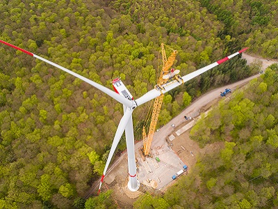 Montage einer Windkraftanlage im Wald - Luftaufnahme